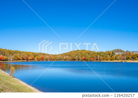 神女湖：高原湖泊，湖面映襯著優美的山景。 116420257