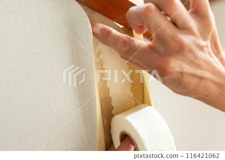 工匠在舊房子上貼上壁紙布 116421062