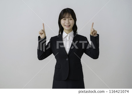 白色背景下穿著西裝的年輕女子的肖像 116421074