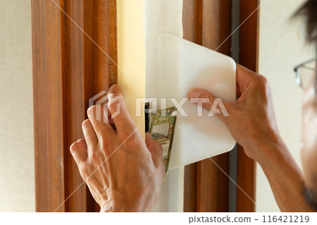 工匠在舊房子上貼上壁紙布 116421219