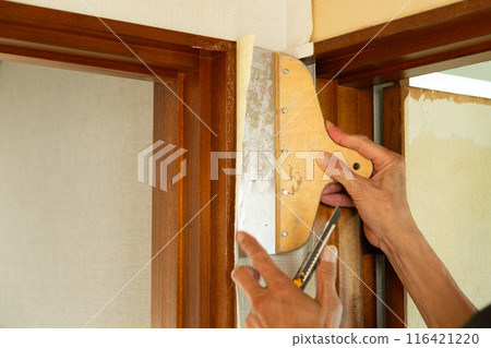 工匠在舊房子上貼上壁紙布 116421220