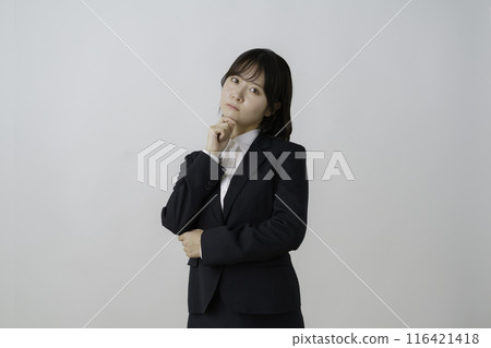 年輕女子的肖像,臉上有麻煩,穿著白色背景的西裝 年輕女子的肖像,臉上有麻煩,穿著白色背景的西裝 116421418