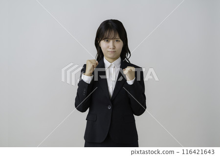 白色背景下穿著西裝的憤怒年輕女子的肖像 116421643