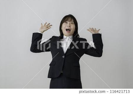 白色背景下身穿西裝、臉色驚訝的年輕女子肖像 116421713