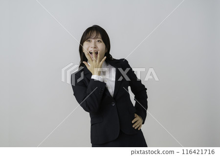 白色背景下身穿西裝、臉色驚訝的年輕女子肖像 116421716