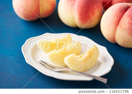 Sliced peaches: Hakuho from Yamanashi Prefecture Sliced peaches: Hakuho from Yamanashi Prefecture 116421796