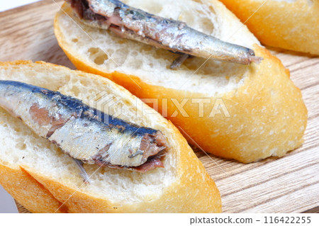 油沙丁魚和用新鮮沙丁魚浸泡橄欖油製成的法國麵包 116422255