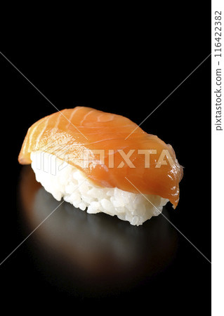 黑色背景下拍攝的一把鮭魚 黑色背景下拍攝的一把鮭魚 116422382