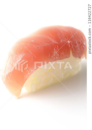 鮪魚握壽司在白色背景下拍攝 116422727