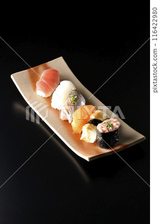 黑色背景下拍攝的握壽司套裝 116422980