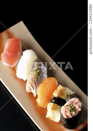 黑色背景下拍攝的握壽司套裝 116422990