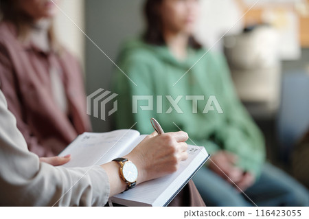 Hand of modern psychologist making notes 116423055
