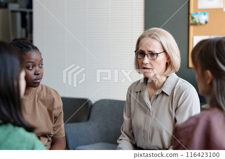 Giving advice to patients at session 116423100