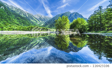 Panoramic view of Kamikochi in summer: The Hotaka mountain range and Azusa River surrounded by fresh greenery [Matsumoto City, Nagano Prefecture] 116423106