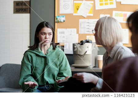 Girl explaining problem to psychologist 116423123
