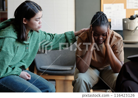 Comforting desperate woman at session Comforting desperate woman at session 116423126