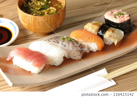 Nigiri sushi and miso soup 116423142