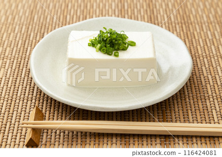 硬豆腐放在餐墊上 硬豆腐放在餐墊上 116424081