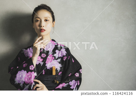 穿著黑色浴衣的女人 116424116