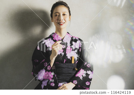 穿著黑色浴衣的女人 穿著黑色浴衣的女人 116424119