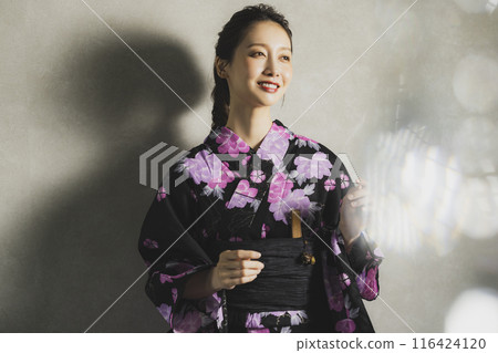 穿著黑色浴衣的女人 116424120