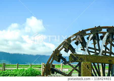 A water wheel reflected in the blue sky 116424401