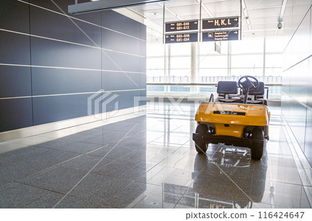 Airport electric cart for convenient transportation in a modern terminal 116424647