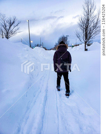 一個人走在雪路上 116425204