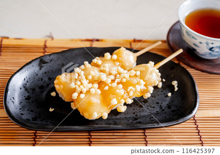 Kansai-style dashi-flavored skewers of dumplings 116425397
