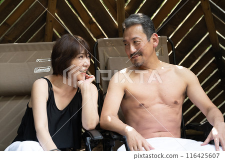 老夫婦在戶外露營玩得開心 116425607