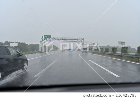 遊擊大雨,大得看不清前方,高速公路上 遊擊大雨,大得看不清前方,高速公路上 116425785
