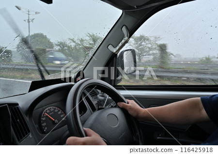 傾盆大雨，大得看不清前方，高速公路上司機拼命握著方向盤 116425918