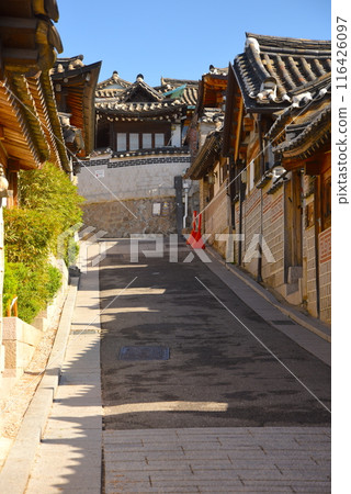 Bukchon Hanok Village on a sunny day 116426097