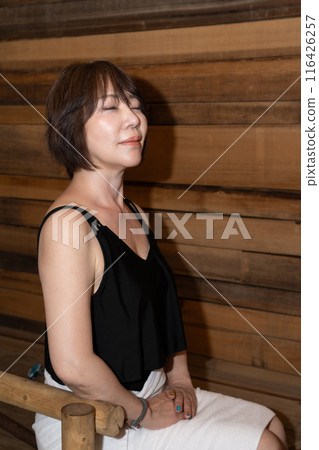 Woman relaxing in sauna 116426257