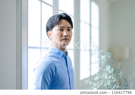 站在窗邊的年輕人 站在窗邊的年輕人 116427796