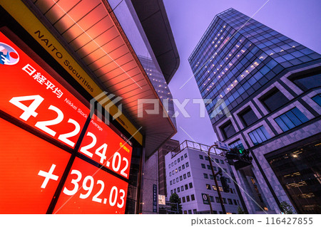 Tokyo cityscape in Japan breaks through the 42,000 yen mark for the first time. The highest price in history for three consecutive days... Stock price/closing price = 11th, Nihonbashi Kabutocho Tokyo cityscape in Japan breaks through the 42,000 yen mark for the first time. The highest price in history for three consecutive days... Stock price/closing price = 11th, Nihonbashi Kabutocho 116427855