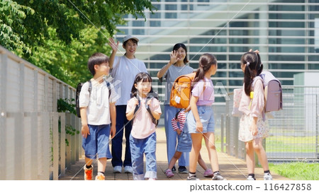 母親送別學校的孩子們 116427858