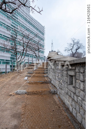 Walkway of Seoul City Wall along the Heunginjimun park in Dongdaemun area of Seoul, South Korea. In winter 116428081