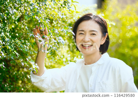 陽光下的中年女子的美麗 116429580