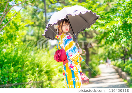 Woman in yukata looking back 116430518