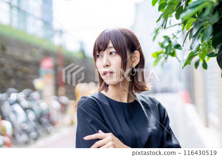 Thinking woman 116430519