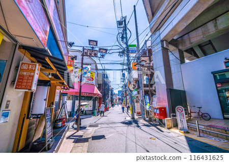 日本六月的川崎城市景觀。二子新地站東口前的商店街和站前通正榮會景觀 116431625
