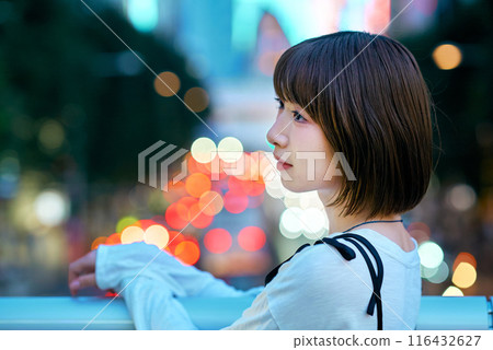 晚上市中心和年輕女子 116432627