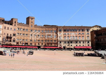 Campo Square under blue sky, World Heritage Site, Siena, Italy, Europe 116436864