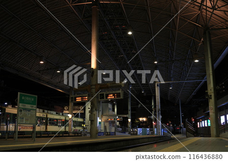 [廣島電鐵]夜間的廣電西廣島站（本線/宮島線） 116436880