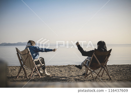 Couple chairing Couple chairing 116437609