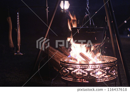營地裡的荷蘭烤箱烹飪 116437618