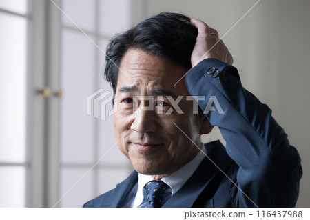 一個很酷的高級經理關心他的頭髮的形象 - 梳理他的頭髮 一個很酷的高級經理關心他的頭髮的形象 - 梳理他的頭髮 116437988