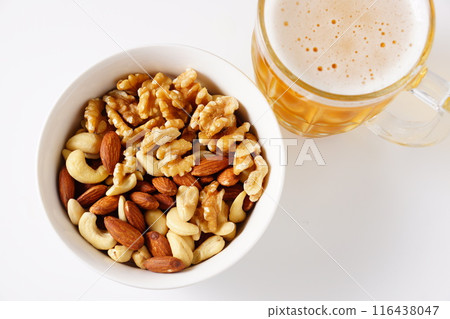 混合堅果和啤酒 116438047