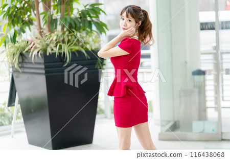 穿紅衣服的女人 116438068